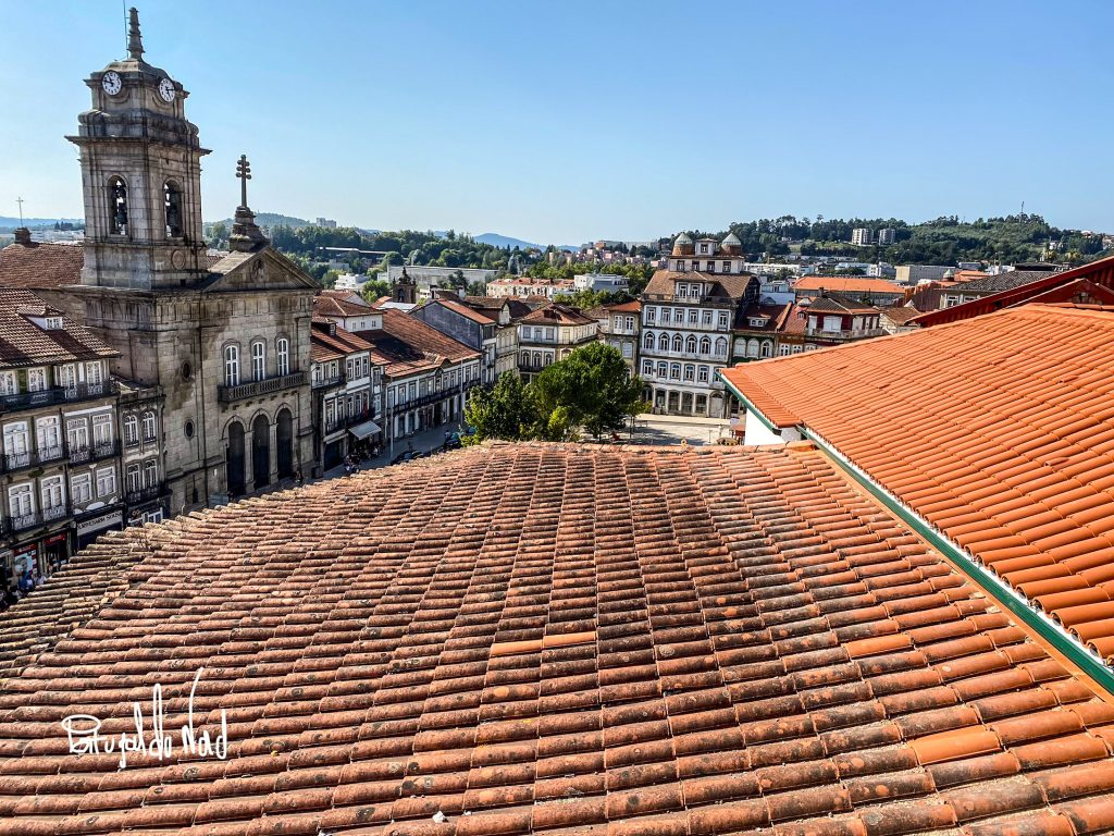 Guimaraes Vue sur le Largo do Toural